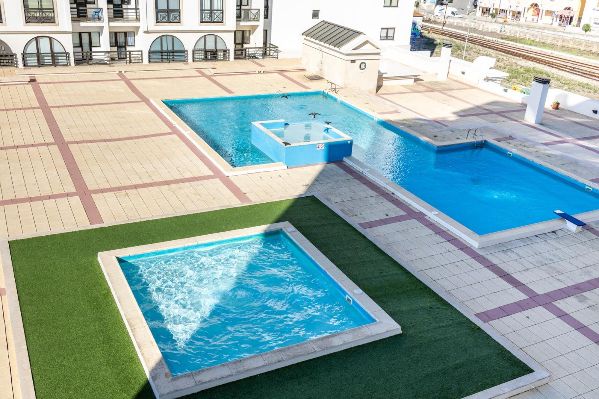 Beachfront 3Bdr Apt On Marginal Boulevard São Martinho do Porto Eksteriør billede